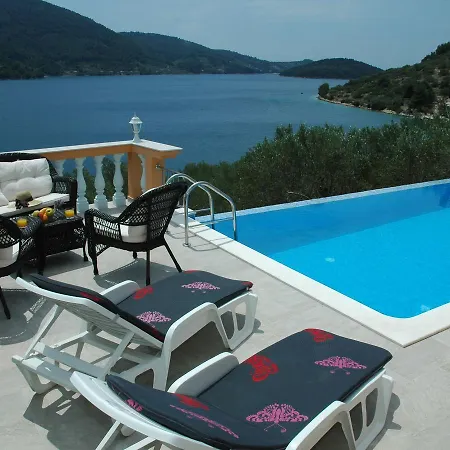 別荘 Spacious Holiday In With Pool *